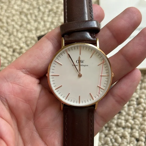Never worn new with tags Daniel Wellington watch display picture 2